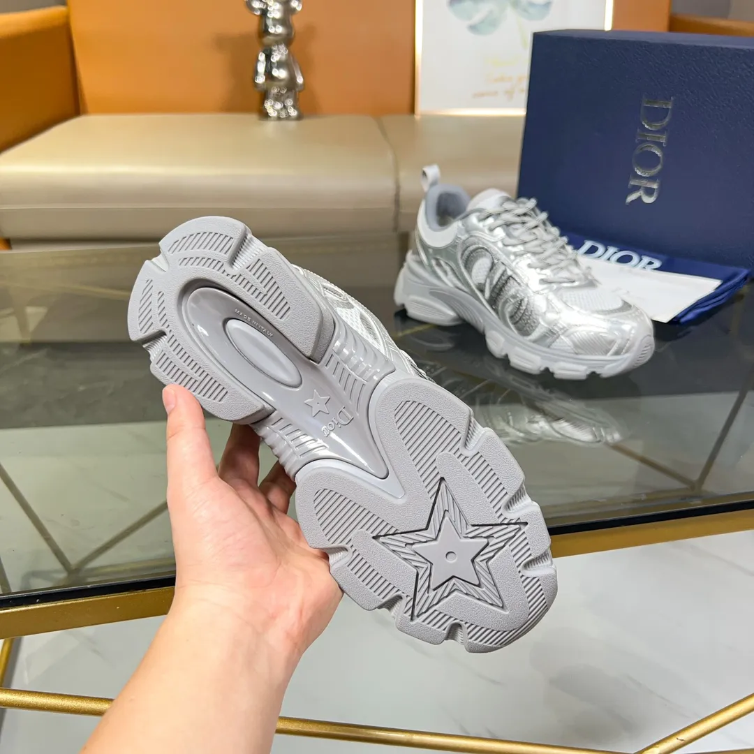 P500 Dior Chrono sneakers are a new product of the 2024 autumn ready-to-wear series, reinterpreting running shoes with Dior's haute couture style. Crafted from beige mesh with laminated leather-effect panels in gold and silver tones, it's highlighted by CD logos on the sides, a star patch on the tongue and a Dior logo on the heel. Featuring tri-color laces, a lightweight sole and star embellishments for a casual look for any season. Size: Female size 35-41 (Female size 41 and 42 can be customized) Male size 39-44 (45/46 can be customized) Color: white, pink, gold, silver, black